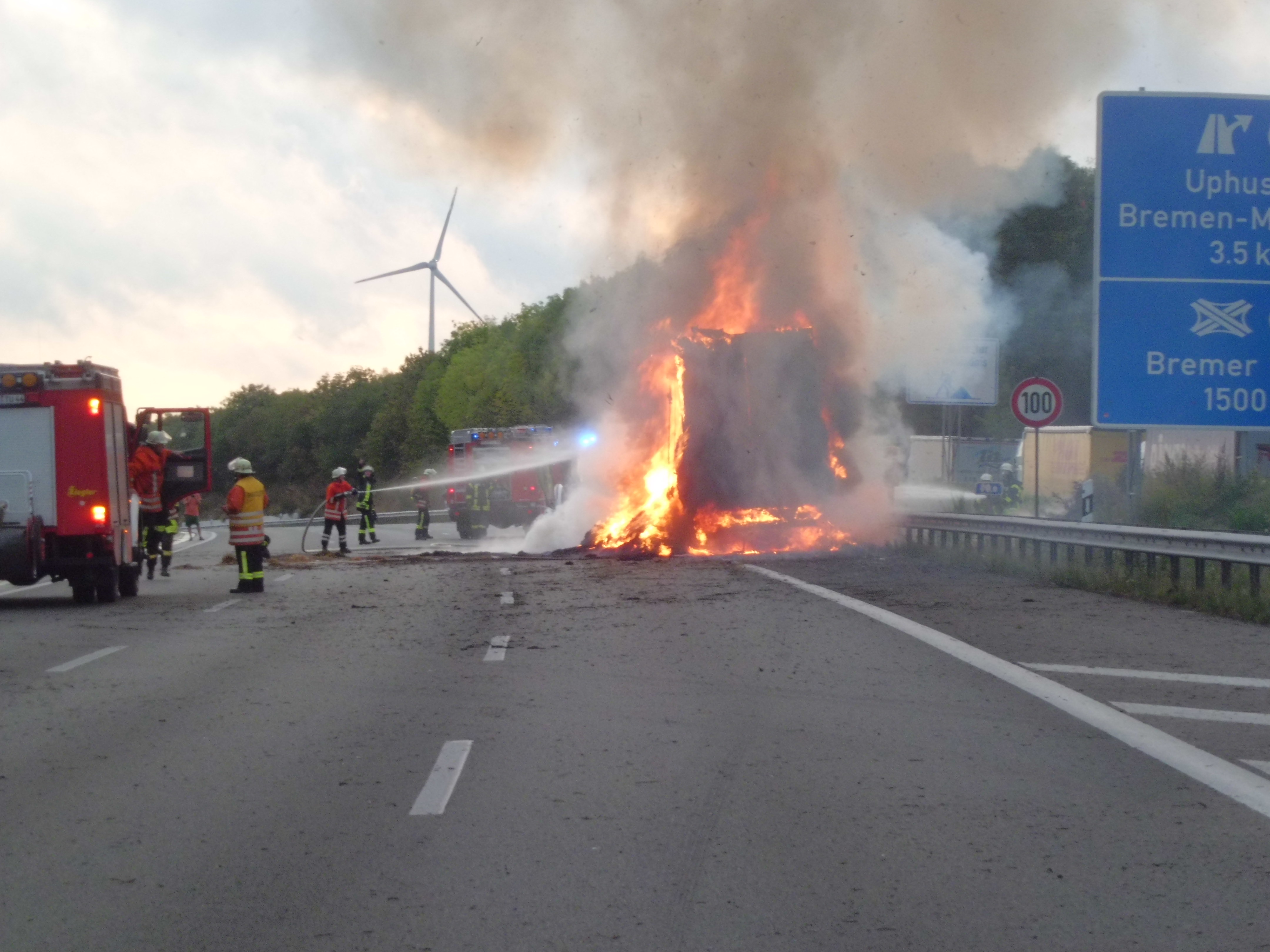 Brennender Strohtransporter auf der A1