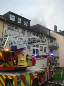 Ein Atemschutztrupp geht zur Menschenrettung über die Drehleiter vor (Foto: Feuerwehr Ratingen)