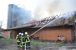 Brandbekämpfung des Schweinestalls im Außenangriff