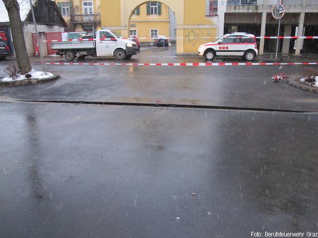 Feuerwehrfahrzeug sinkt ein