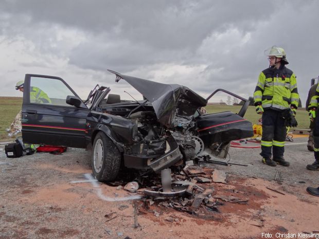 Verkehrsunfall Person eingeklemmt