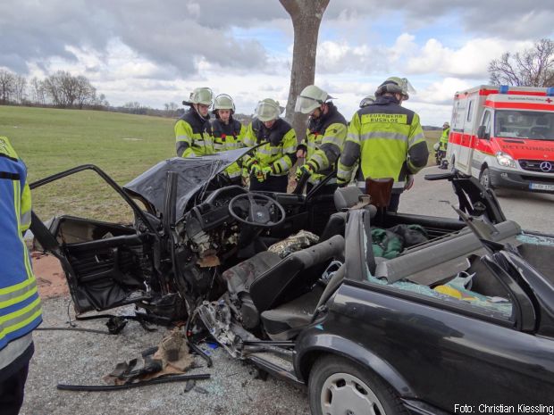 Verkehrsunfall Person eingeklemmt