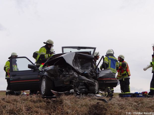 Verkehrsunfall Person eingeklemmt