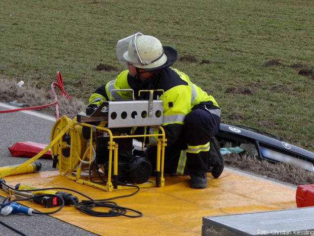 Verkehrsunfall Person eingeklemmt