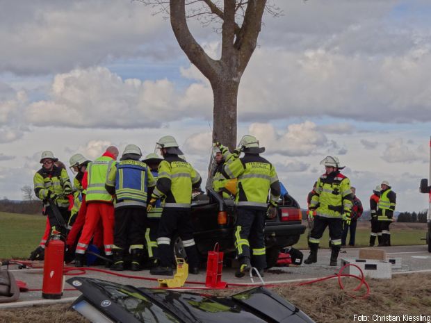 Verkehrsunfall Person eingeklemmt