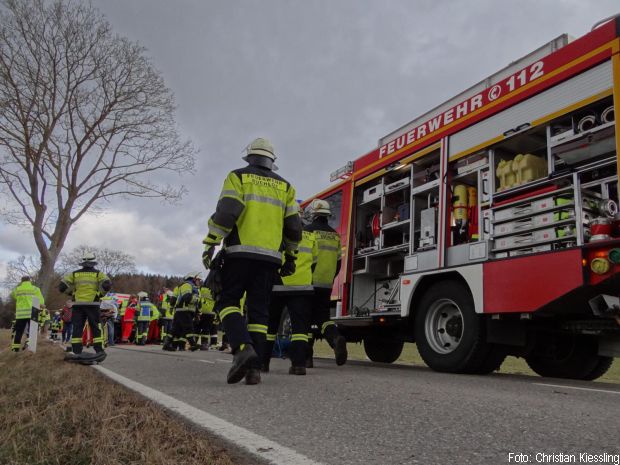 Verkehrsunfall Person eingeklemmt