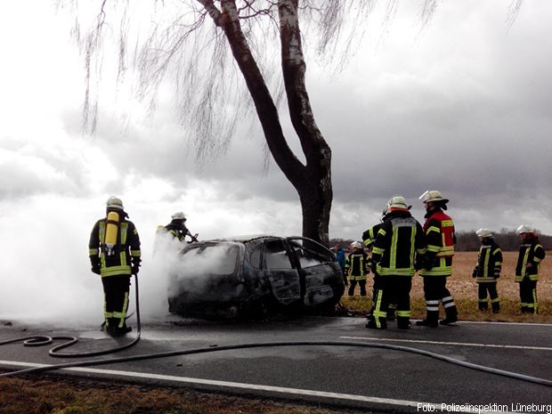 Unfall Fahrzeug brennt