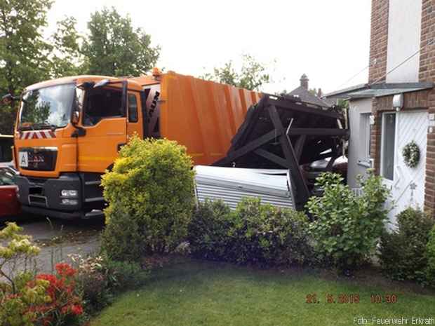 Müllwagen rollt Feuerwher