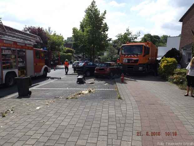 Müllwagen rollt Feuerwher