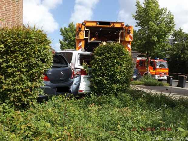 Müllwagen rollt Feuerwher